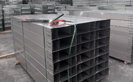 天水槽式桥架全封闭设计，防尘防干扰，常用于精密仪器区域！